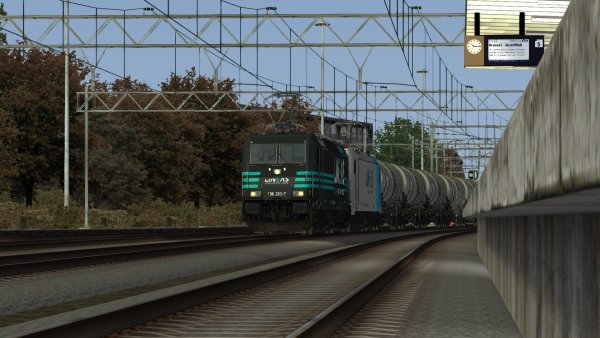 2 Lineas Traxx rijden met keteltrein langs Dordrecht