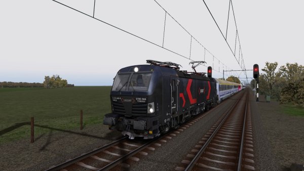 Cargounit Vectron met Intercity onderweg naar Warschau Centraal